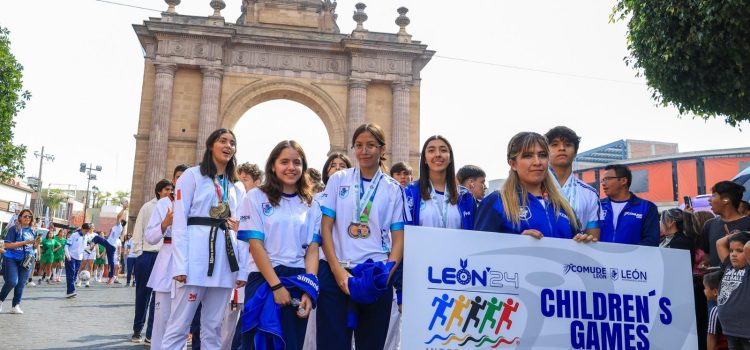 Da COMUDE León, alegría en desfile de la Revolución Mexicana