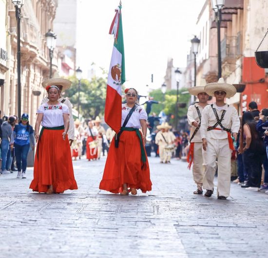 Disfrutan del desfile Cívico más de 23 mil personas