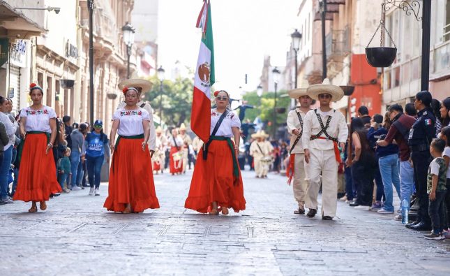 Disfrutan del desfile Cívico más de 23 mil personas