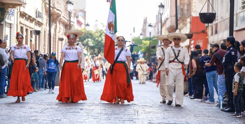 Disfrutan del desfile Cívico más de 23 mil personas