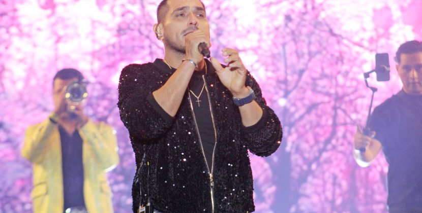 Espinoza Paz deja su corazón a los leoneses