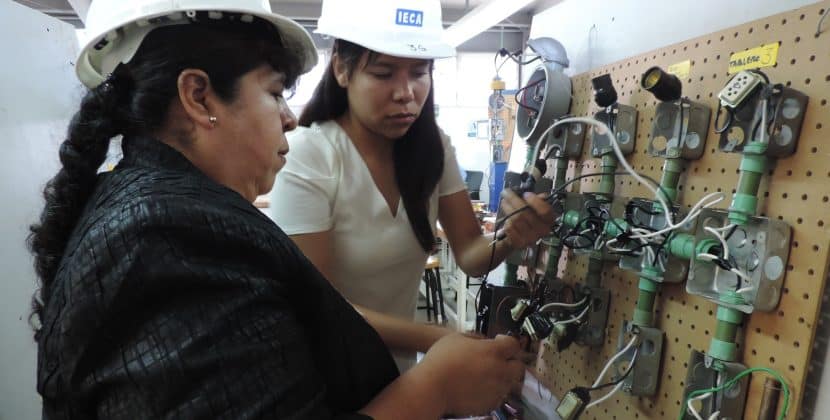 Capacita IECA a mujeres en electricidad residencial