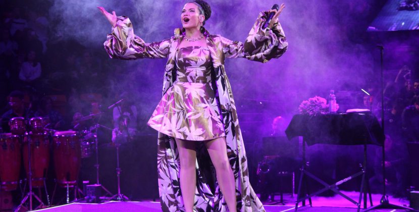 La voz de Natalia Jiménez, impregnó al palenque de león