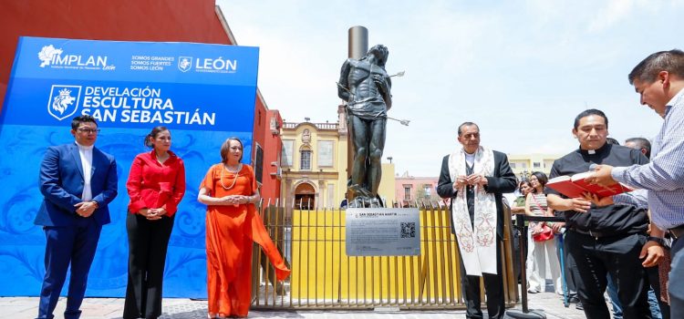 Develan escultura de San Sebastián en el centro
