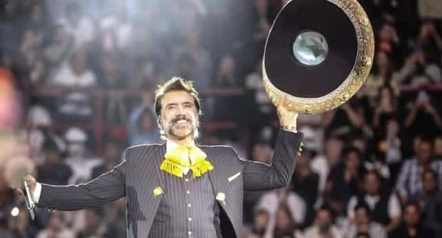 homenajea  a su padre Don Vicente Fernández en León