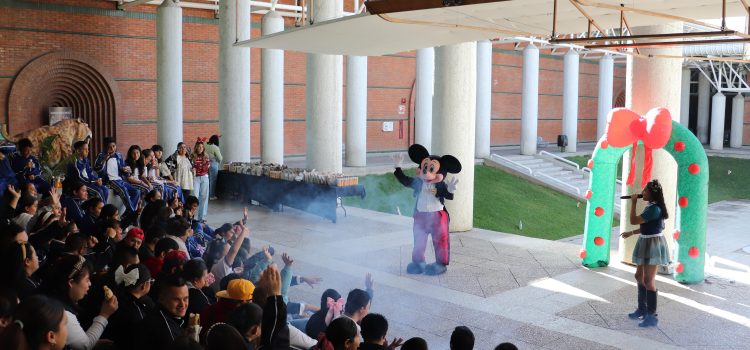 Explora ilumina la navidad de niñas y niños