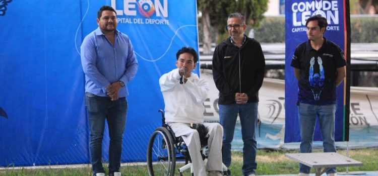 Disfrutan del tradicional torneo de relevos de natación